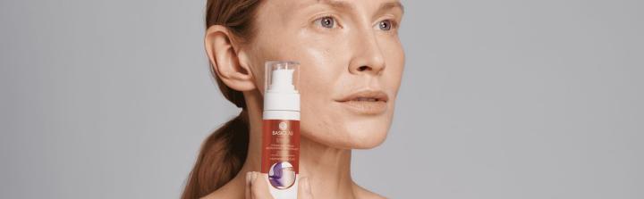 BasicLab łączy trzy formy retinoidów w jednym serum. Nowa rutyna anti-aging marki